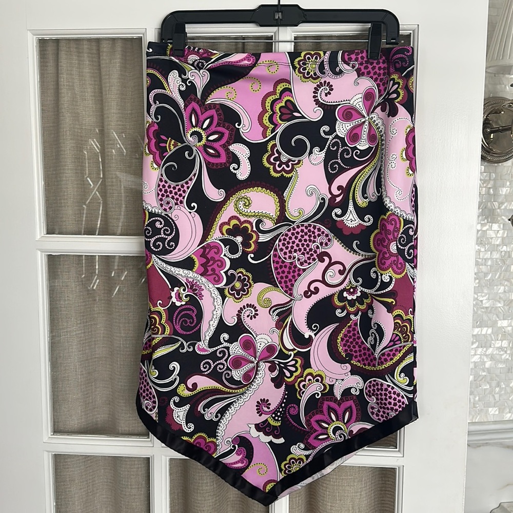 Express handkerchief, black & pink Paisley skirt, screen, size medium.